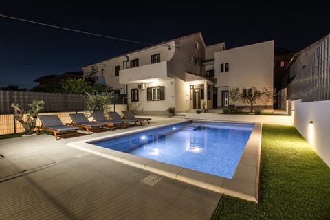 Swimming pool, Location, children, Family