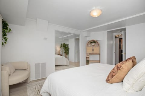 Designer 2 Bedroom Apt near Emory Apartment in Druid Hills