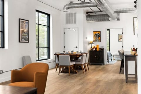 East Side Design: Luxury Condo with 10 Rooftop Hot Apartment in Traverse City