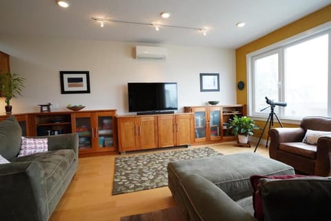 Bayview Bliss: Modern Luxury Home Apartment in Traverse City