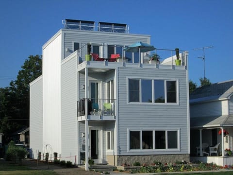 Bayview Bliss: Modern Luxury Home Apartment in Traverse City