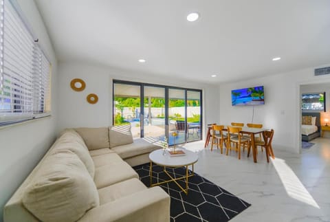 4BR North Miami Villa with Pool Patio Ping Pong House in Golden Glades