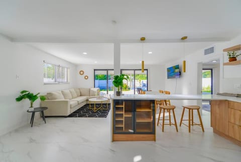 4BR North Miami Villa with Pool Patio Ping Pong House in Golden Glades