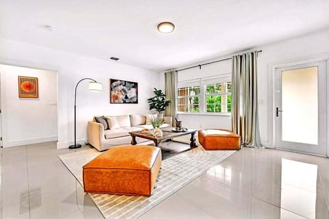 Bright 4BR North Miami Villa Close to Beaches and Huge Backyard House in Golden Glades