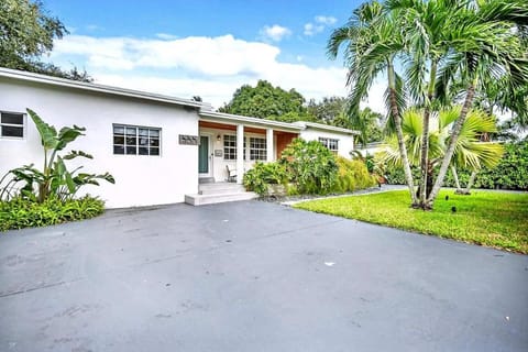 Bright 4BR North Miami Villa Close to Beaches and Huge Backyard House in Golden Glades