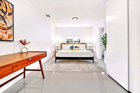 Bright 4BR North Miami Villa Close to Beaches and Huge Backyard House in Golden Glades