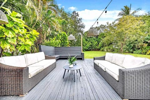 Bright 4BR North Miami Villa Close to Beaches and Huge Backyard House in Golden Glades