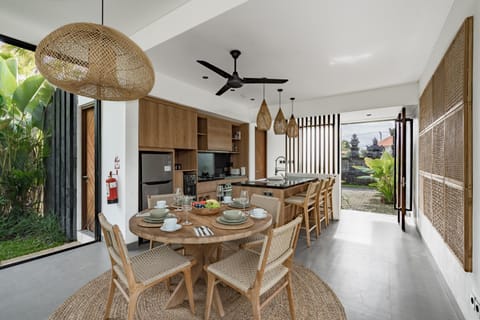 Kitchen or kitchenette, Food and drinks, Dining area, Food