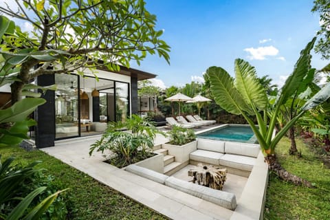 Property building, Garden view, Pool view, Swimming pool