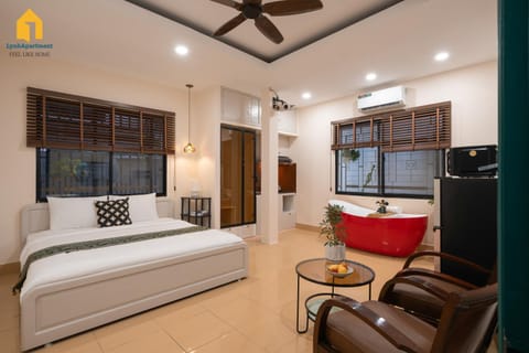 Bed, TV and multimedia, Living room, Photo of the whole room, Seating area, Bedroom, air conditioner