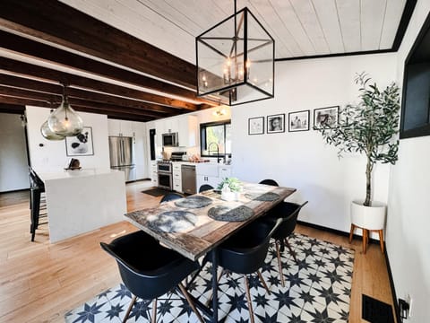 Haven at Cedar Haus Luxury 1BR Escape w Hot Tub EV Charger Gourmet Kitchen Fully Fenced Yard Dogs OK House in Idyllwild-Pine Cove