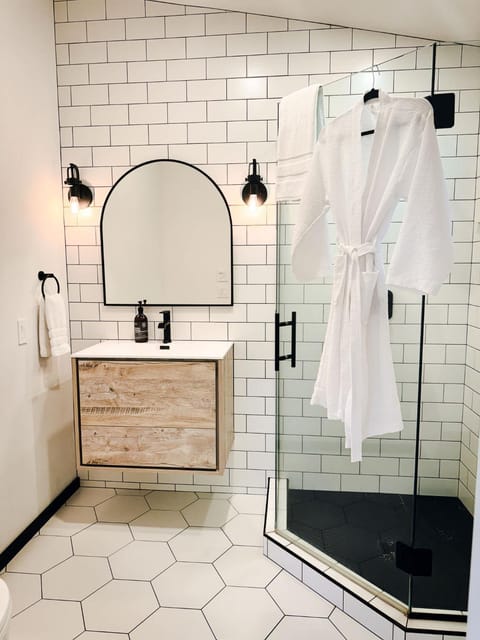 Haven at Cedar Haus Luxury 1BR Escape w Hot Tub EV Charger Gourmet Kitchen Fully Fenced Yard Dogs OK House in Idyllwild-Pine Cove