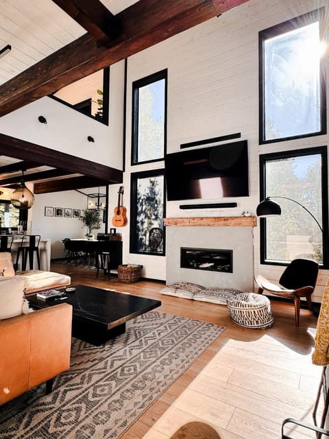 Cedar Haus Modern Family Haven w Game Room Hot Tub EV Charger Fully Fenced Yard Dogs OK House in Idyllwild-Pine Cove