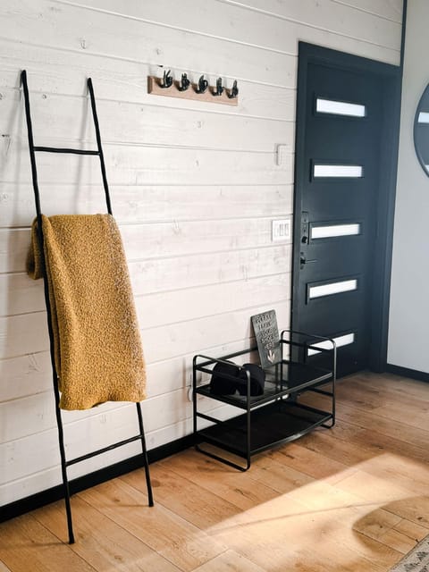 Cedar Haus Modern Family Haven w Game Room Hot Tub EV Charger Fully Fenced Yard Dogs OK House in Idyllwild-Pine Cove