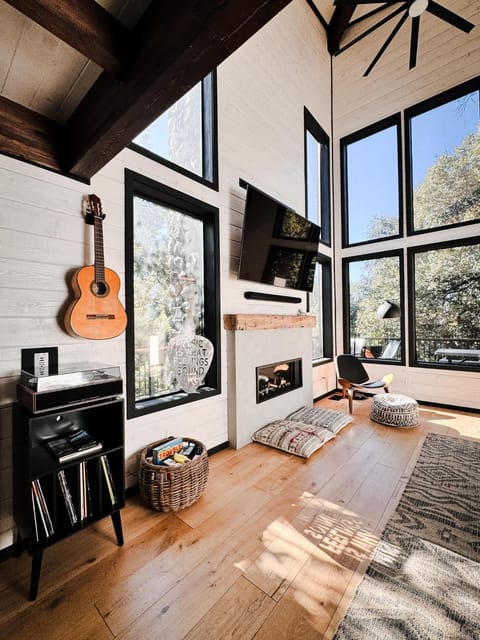 Cedar Haus Modern Family Haven w Game Room Hot Tub EV Charger Fully Fenced Yard Dogs OK House in Idyllwild-Pine Cove