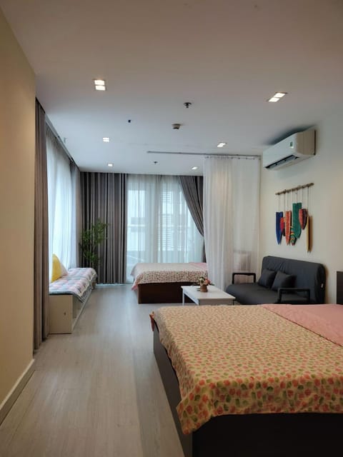 Bed, Living room, air conditioner