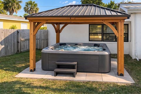 Lakefront Sunset Retreat with SPA House in Port Charlotte