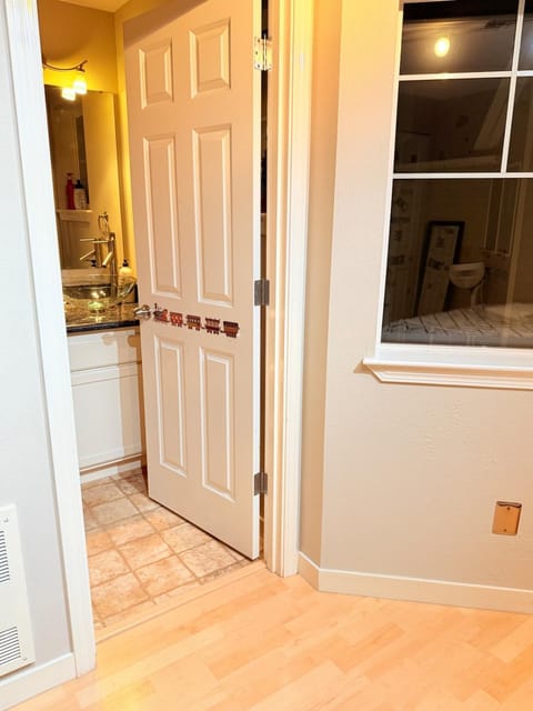 Perfect 3 bedroom 3 and half bathrooms townhome in Greenwood with parking and Rooftop Deck Vacation rental in Seattle