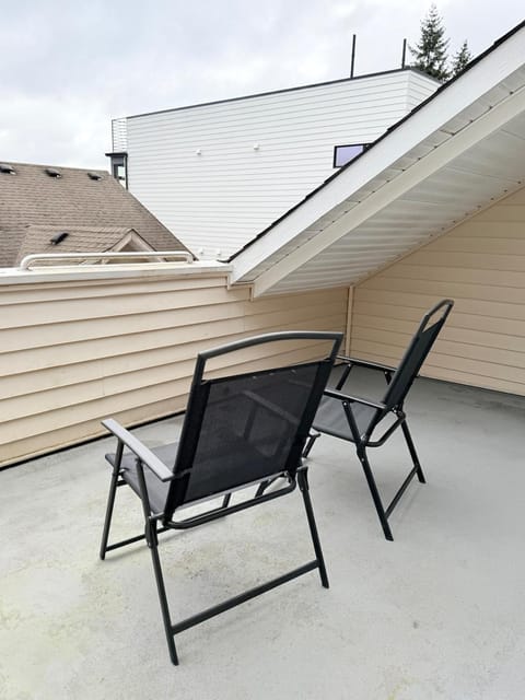 Perfect 3 bedroom 3 and half bathrooms townhome in Greenwood with parking and Rooftop Deck Vacation rental in Seattle