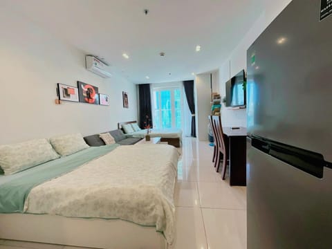 Bed, TV and multimedia, Kitchen or kitchenette, Living room, Photo of the whole room, Seating area, Bedroom, air conditioner
