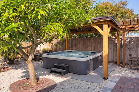 Siesta Key Paradise Hot Tub Sleep 12 House in Sarasota