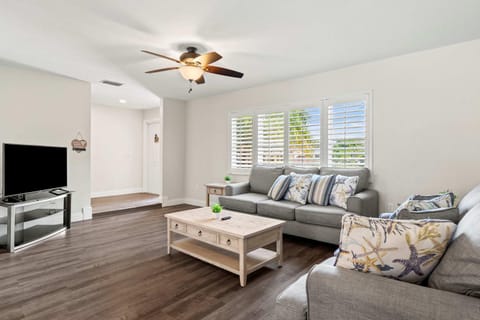 Gulf Coast Getaway Pool Mini Putt Fenced Yard House in Palmetto