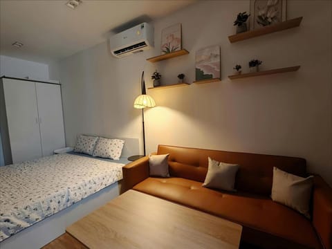 Bed, Living room, Photo of the whole room, Seating area, Bedroom, air conditioner