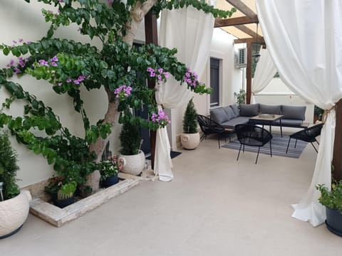 Patio, Day, Garden, Seating area