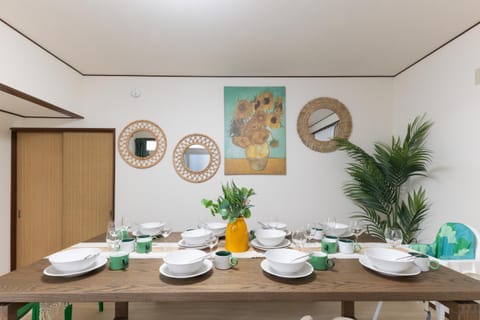 Dining area, Food
