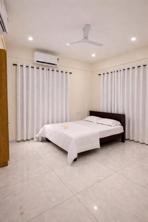 Bed, Photo of the whole room, Bedroom, air conditioner