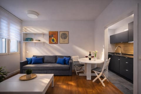 TV and multimedia, Kitchen or kitchenette, Living room, Seating area, Dining area