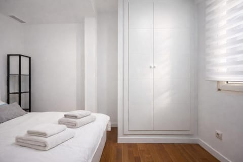 Bed, Bedroom, towels