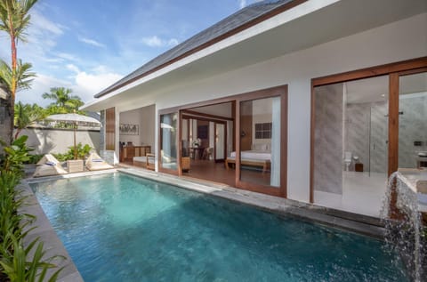 Property building, Day, Pool view, Swimming pool