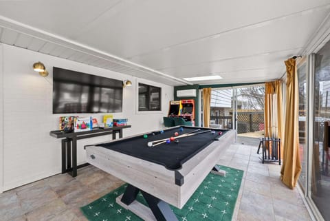 Spacious home with pool & hot tub House in Ohio