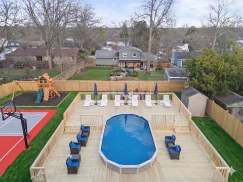 Spacious home with pool & hot tub House in Ohio