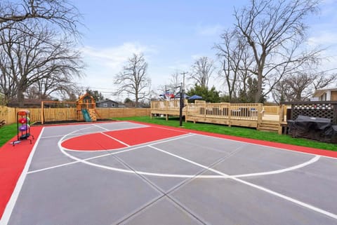 Spacious home with pool & hot tub House in Ohio