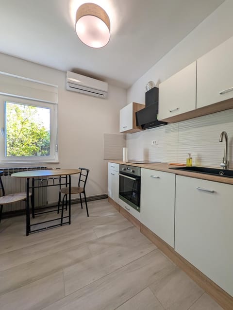 Kitchen or kitchenette, Dining area, dishwasher, minibar, oven, pet friendly, stove