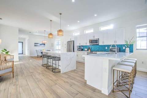 Kitchen or kitchenette, Dining area, dishwasher, oven, pet friendly, stove, toaster