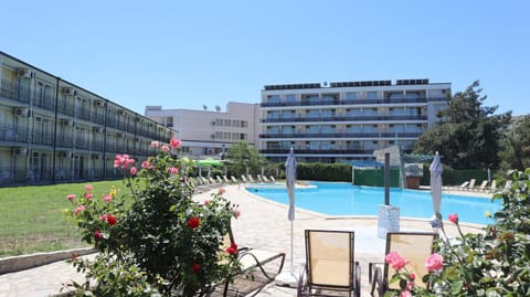 Property building, Day, Garden, Pool view, Swimming pool, sunbed