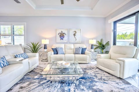 TV and multimedia, Living room, Decorative detail, Decorative detail, Seating area, Pool view, Pool view