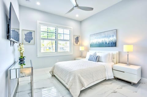 Bed, TV and multimedia, Photo of the whole room, Bedroom