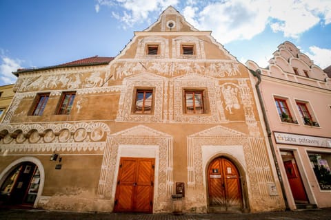 Facade/entrance