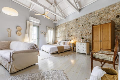 Bed, Living room, Photo of the whole room, Seating area, Bedroom