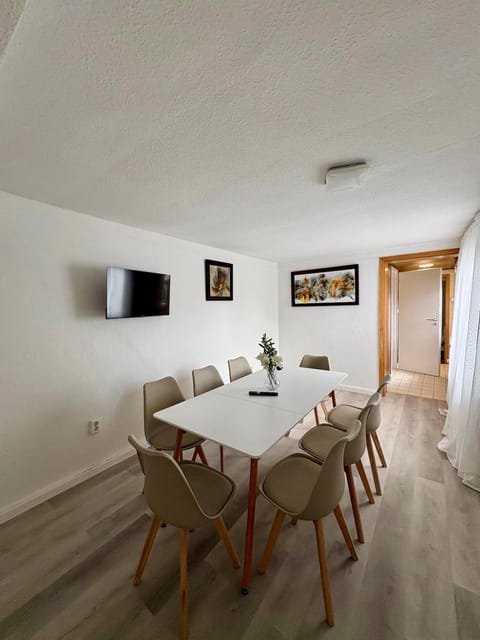 TV and multimedia, Living room, Seating area, Dining area