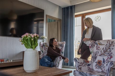 People, TV and multimedia, Living room, Seating area, Guests, group of guests