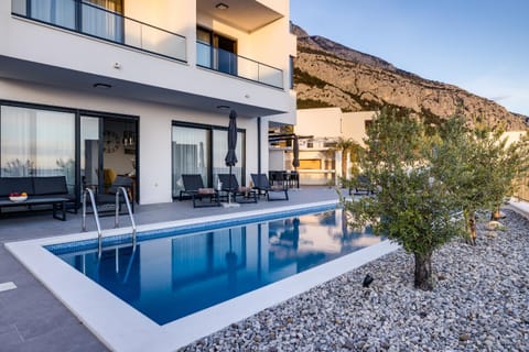 Property building, Day, Natural landscape, Mountain view, Pool view, Swimming pool, sunbed