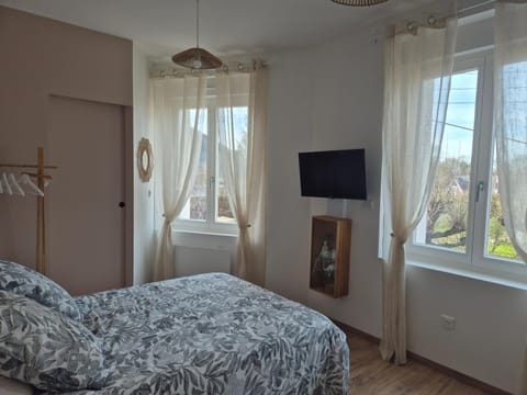 Bed, TV and multimedia, Photo of the whole room, Bedroom