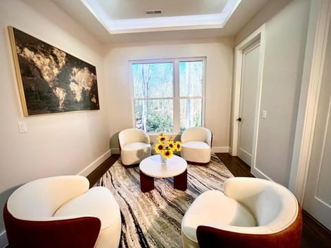 Creek side Mountain Perfect for Families ,We are just 5 to 7 minutes from the entrance of Pisgah Forest, where you ll find many rivers and waterfalls Villa in Mills River