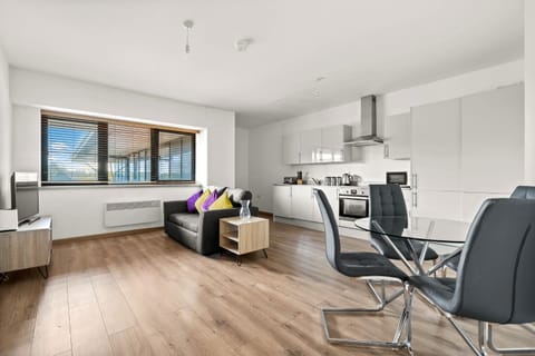 TV and multimedia, Kitchen or kitchenette, Living room, Seating area, stove, toaster