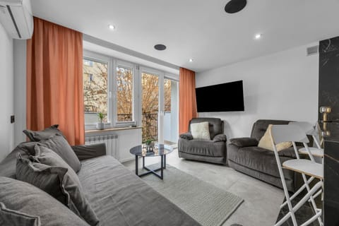Communal lounge/ TV room, TV and multimedia, Living room, Seating area, Evening entertainment